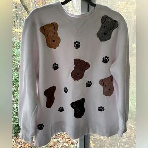 Field Gear 1X women’s “Pups & Paws” themed sweatshirt. Crew neck, long sleeves.